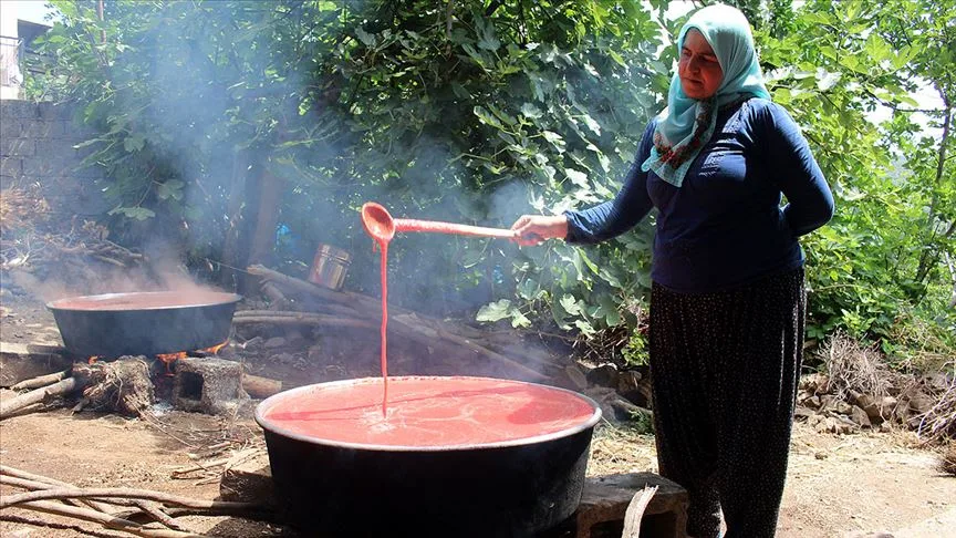 İnegöl sokaklarında ‘salça’ sezonu başladı
