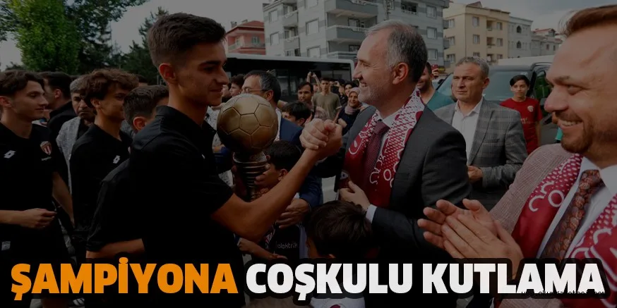 ŞAMPİYONA COŞKULU KUTLAMA