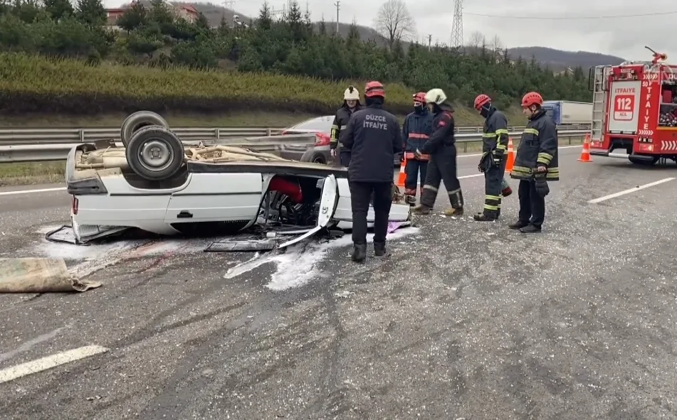 Tır otomobili biçti, 2 yaralı