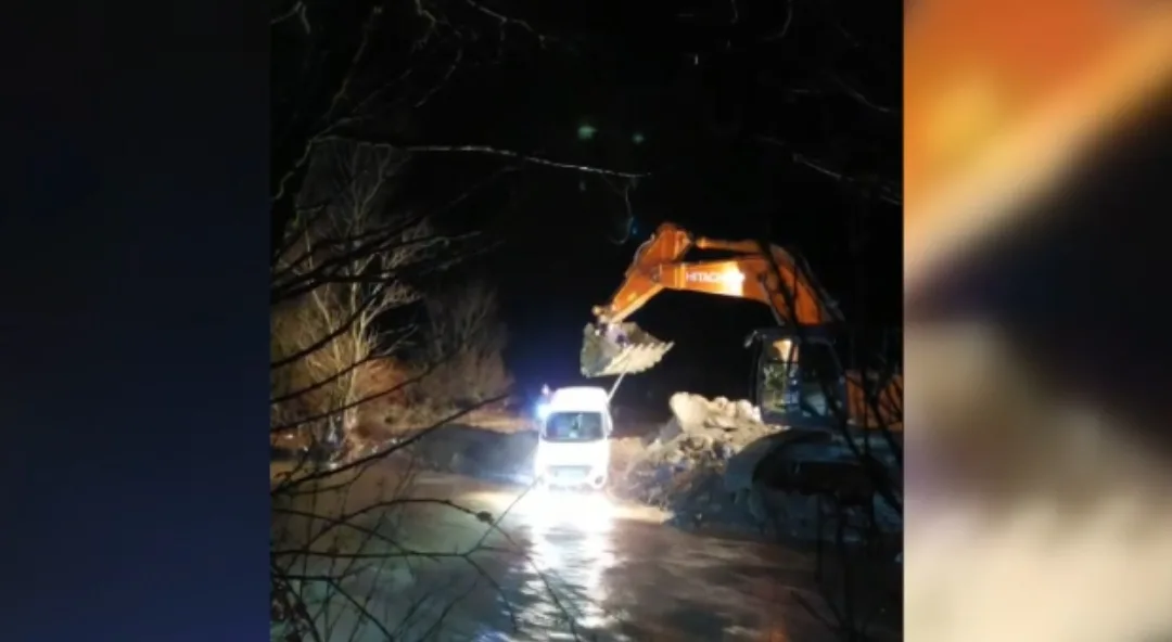 Dere yatağında otomobille mahsur kalan 3 kişi kurtarıldı