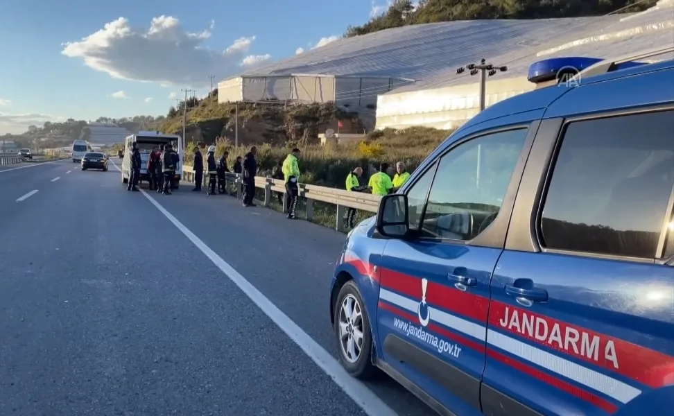 Depremde sağ kurtulan aileyi ölüm kazada yakaladı