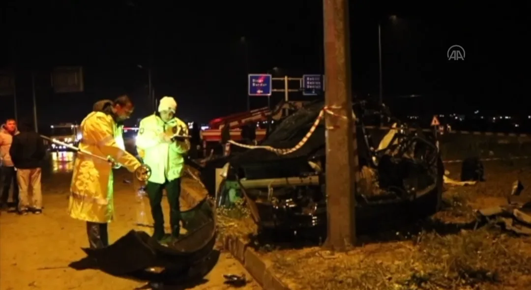 Otomobili ile minibüsün çarpıştığı kazada 4 kişi öldü, 3 kişi yaralandı