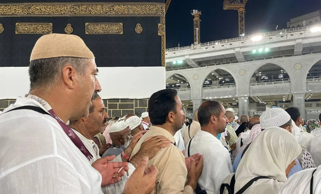 İnegöllü Hacılar Kabe'ye veda ediyor