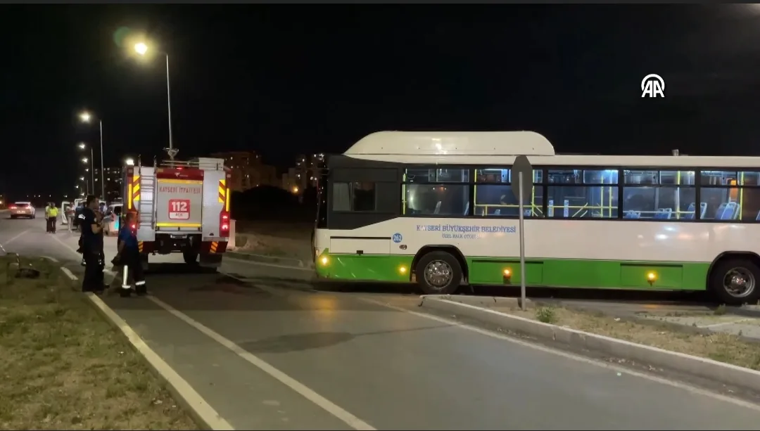 Zihinsel engelli genç, anahtarı üzerinde unutulan halk otobüsünü kaçırdı