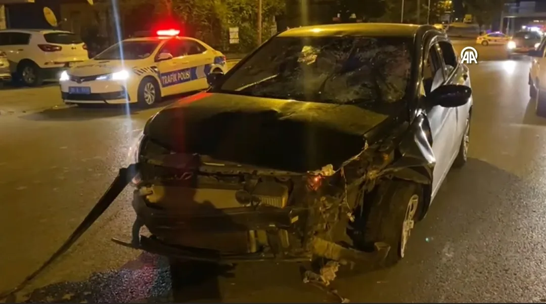 Silahlı kavgada 2 kişiyi yaralayan zanlılar otomobille kaçarken 2 yayaya çarptı