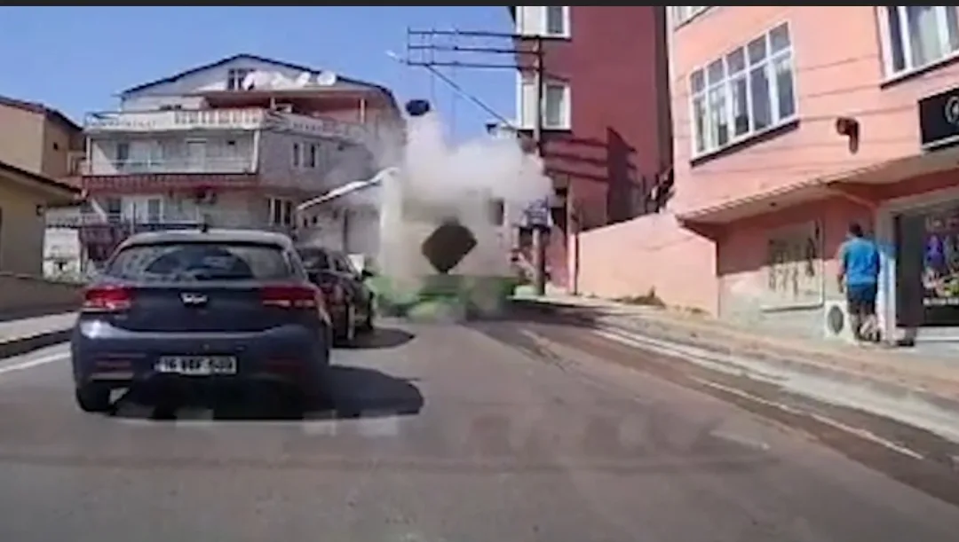 Halk otobüsünün motoru patladı