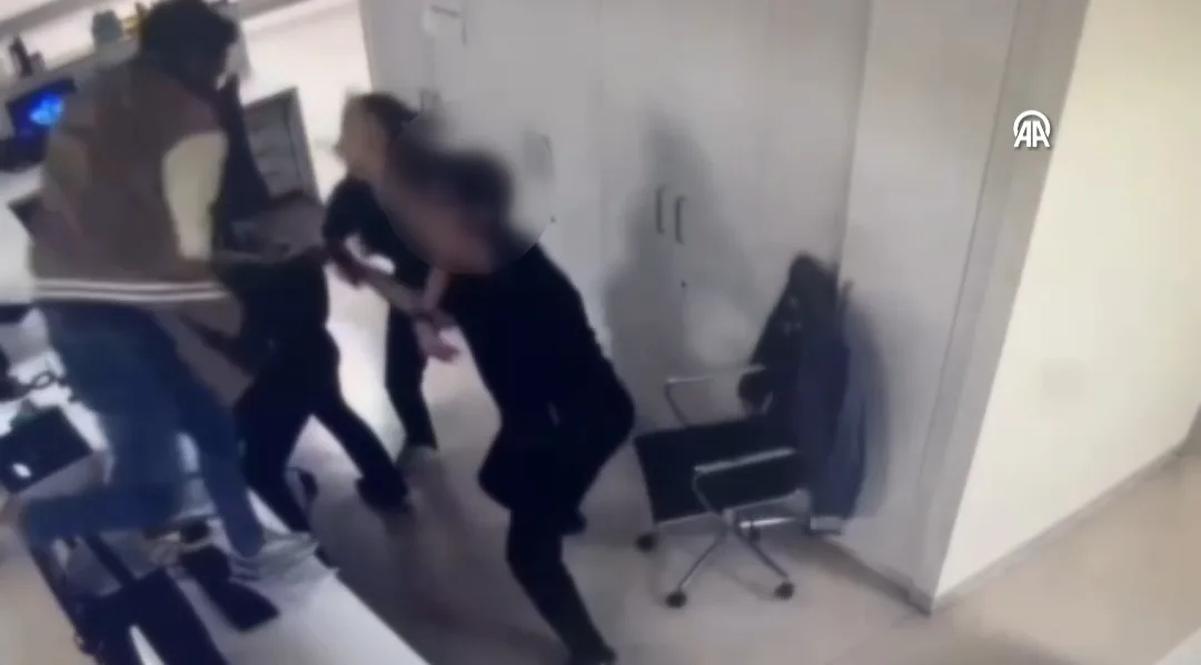 Doktora uçan tekmeli saldırı