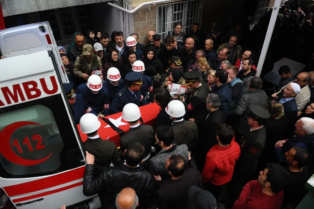 Şehit Oğlunun Montunu Giydi