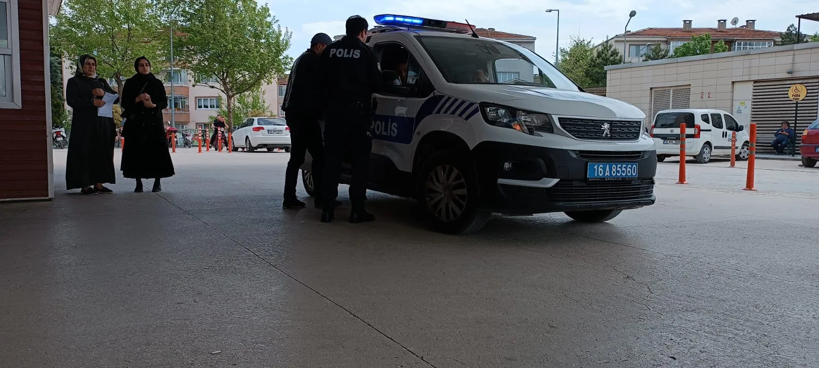 Yolda yürürken silahtan çıkan saçma ile yaralandı