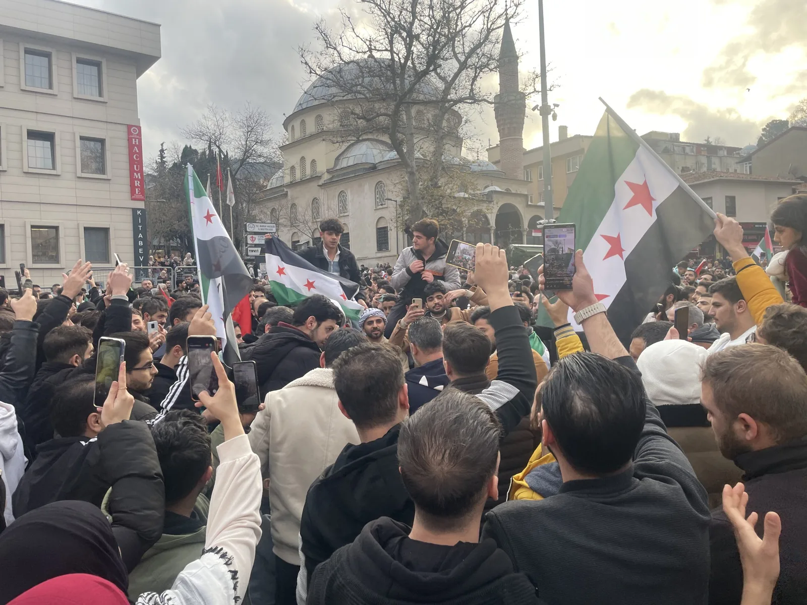 Bursa'da Suriyeliler, Baas rejiminin devrilmesini kutladı