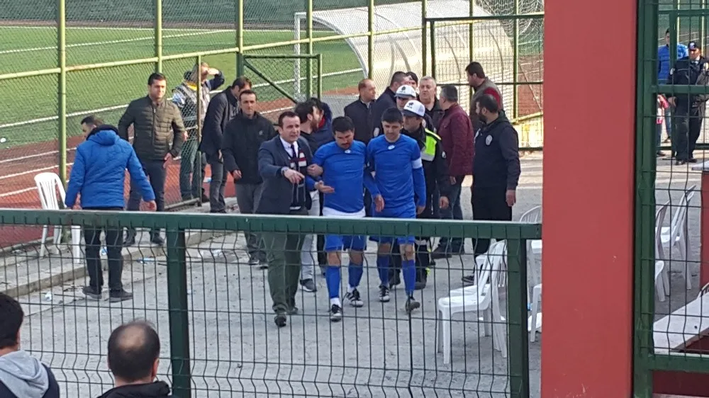 Taraftarın Attığı Taş Futbolcunun Burnunu Kırdı