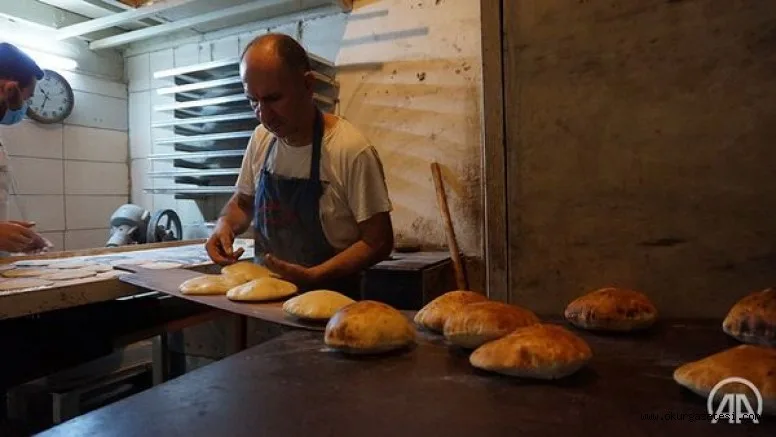 Tarihi handaki Osmanlı fırınında çeyrek asırdır talaşla pide pişiriyor