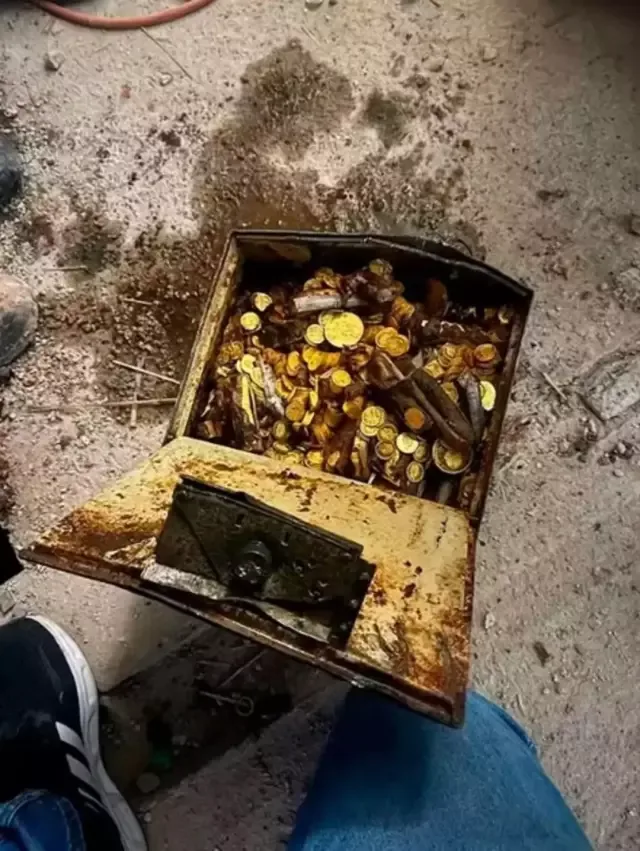Tesisatçı, tadilat esnasında bir teneke altın buldu! İşte kendisine düşen pay