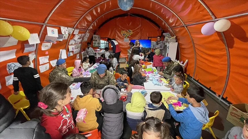 Depremzede öğrenciler "Mehmetçik Okulu"yla geleceğe hazırlanıyor