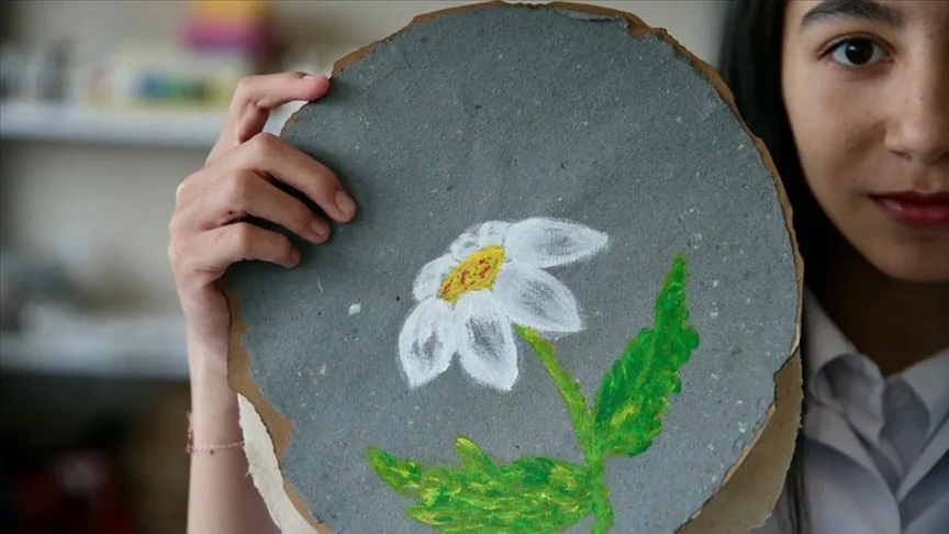 Öğrencilerin geri dönüştürdüğü atık kağıtlar sanat atölyelerinde kullanılıyor