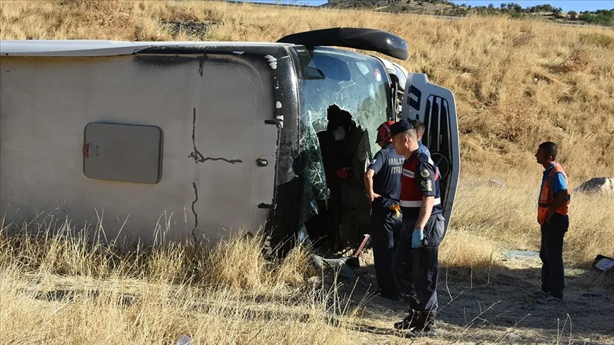 Yolcu otobüsünün devrilmesi sonucu 26 kişi yaralandı