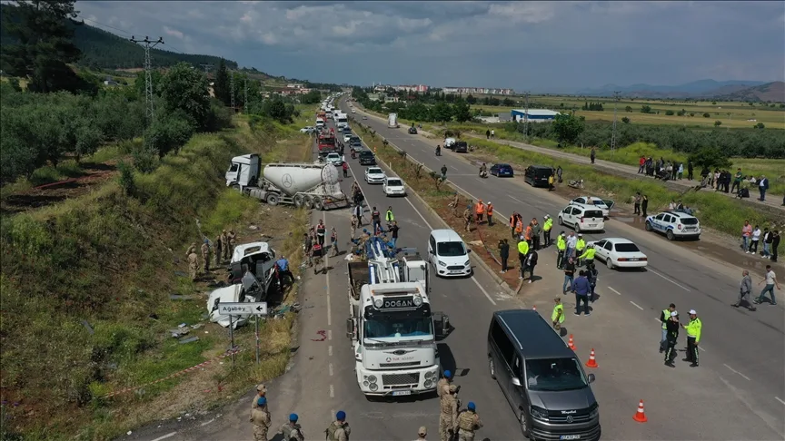Minibüsle beton mikseri çarpıştı: 8 ölü, 11 yaralı