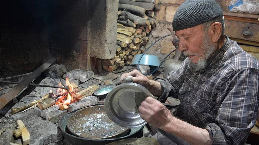 83 yaşındaki kalaycı, dede mesleğini 73 yıldır sürdürüyor