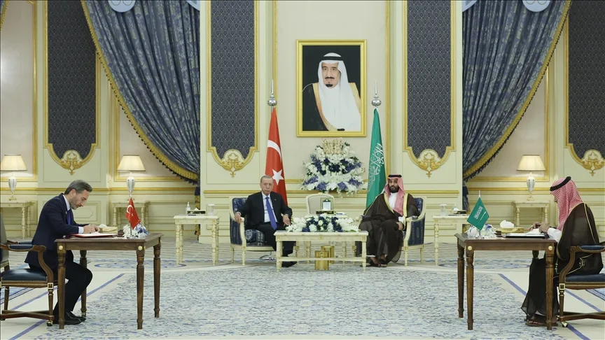 Türkiye ve Suudi Arabistan arasında yatırım, savunma sanayii, enerji, savunma ve iletişim alanında anlaşmalar imzalandı