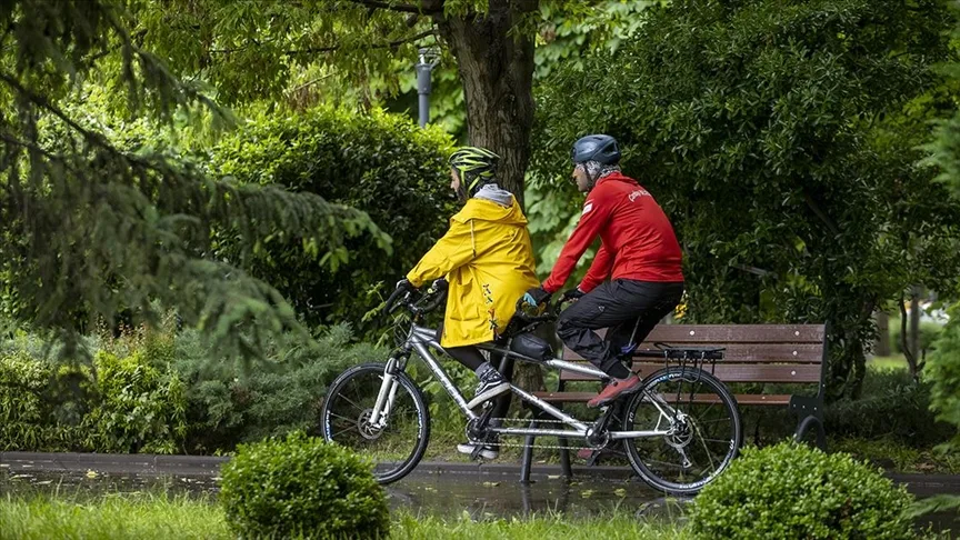 Görme engelli genç karanlık dünyasını pedal çevirerek aydınlatıyor