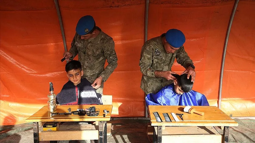 Adıyaman'da çadır kentteki depremzedelerin tıraşı Mehmetçikten