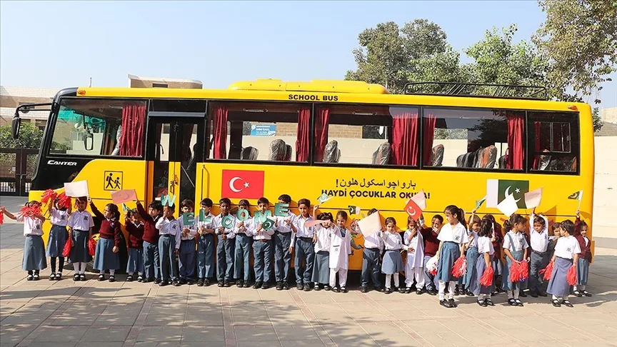 TİKA'dan Pakistanlı öğrencilere okul servisi desteği