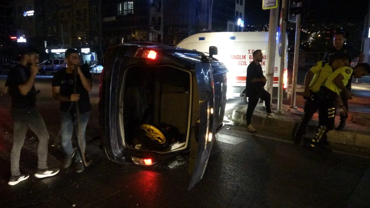 Sinyalizasyon direğine çarpıp devrilen cipteki 2 kişi yaralandı