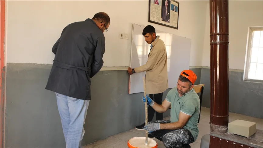 Öğretmen ve öğrenciler kırsal mahalledeki okulu yeni eğitim yılına hazırladı