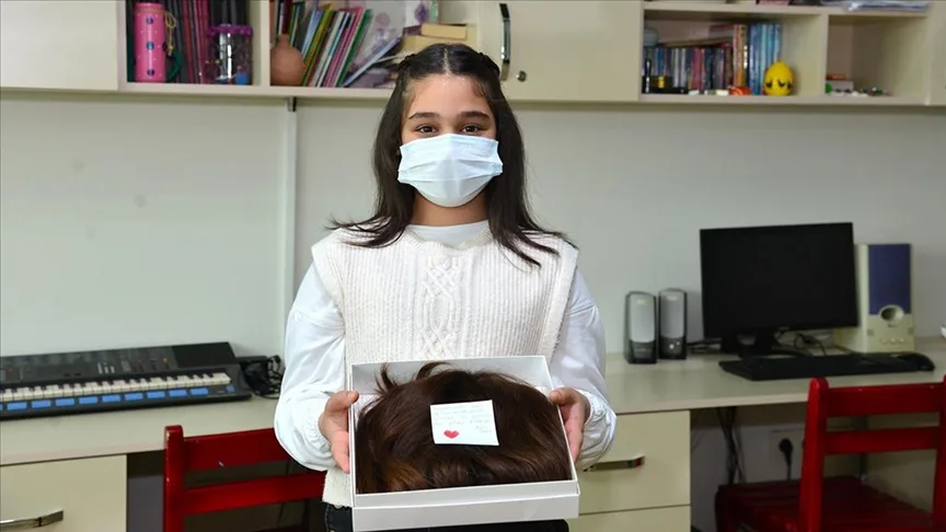 10 yaşındaki Azra, saçlarını kanser tedavisi gören çocuğa hediye etti