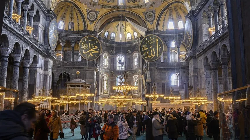 Ayasofya, yapımında kullanılan 30 farklı tür ve kökenden taşla "doğal taş müzesi" gibi