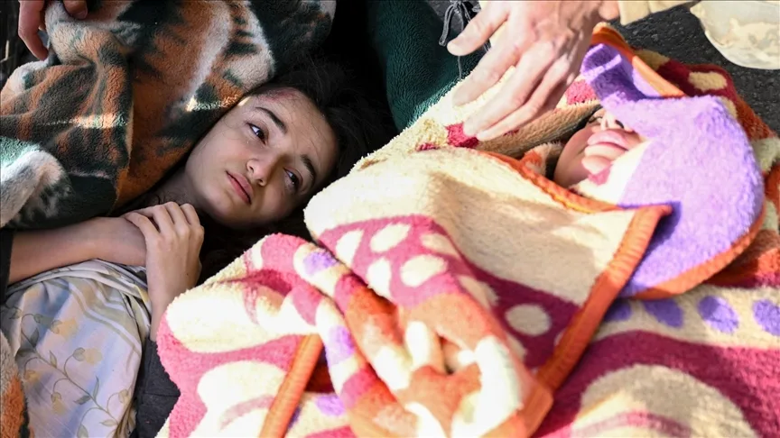 Hatay'da enkazdan 33 saat sonra çıkarıldığında kalbi duran kız, kalp masajıyla tekrar hayata döndürüldü