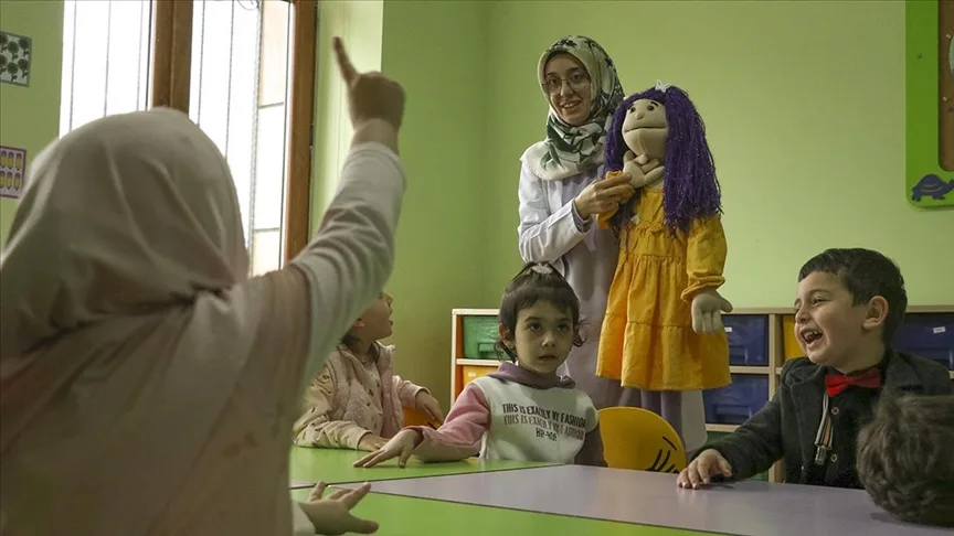 Çocuklar kukla "Şelale" ile Kur'an-ı Kerim öğreniyor