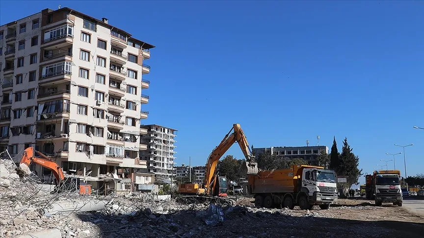 Hatay'da enkaz kaldırma ve yıkım çalışmaları 17 mahallede sürüyor