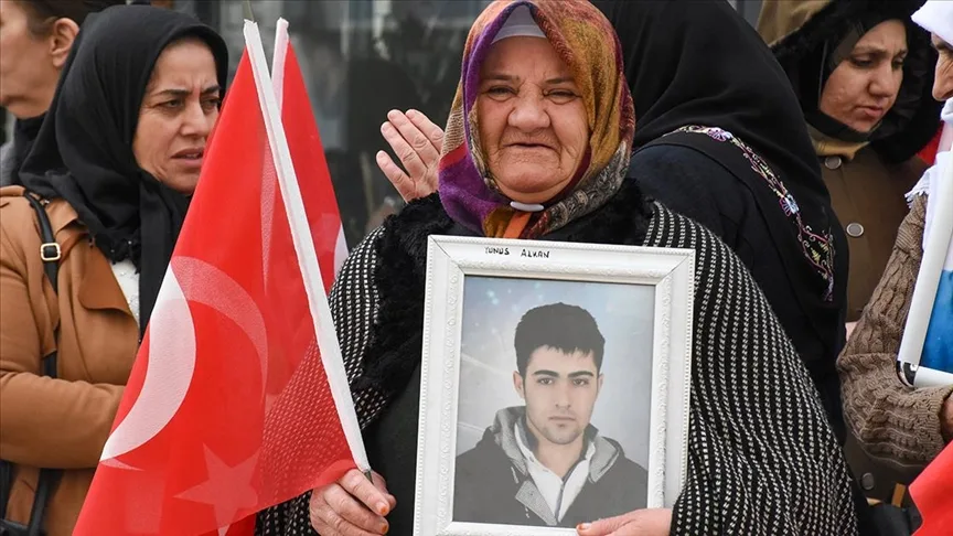 Aileler "evlat nöbeti"ni sürdürüyor