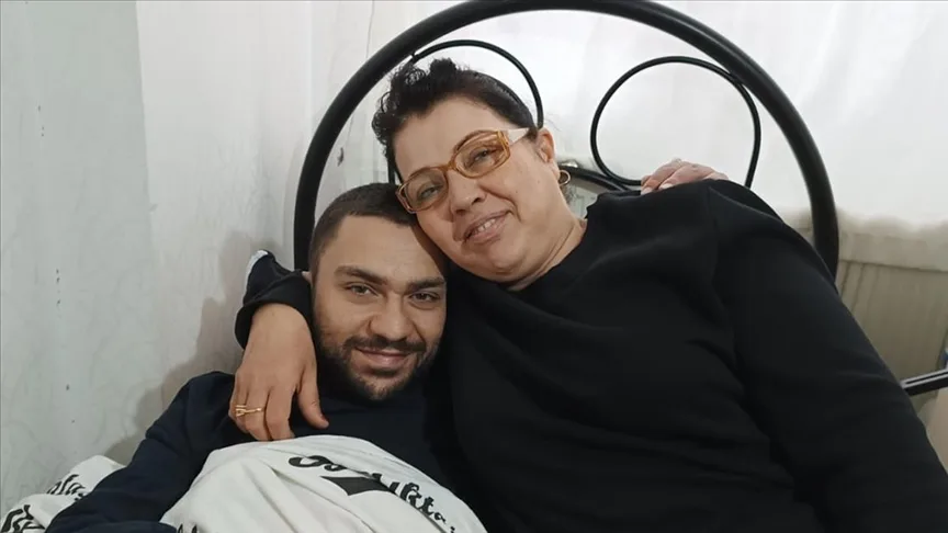 Böbrek hastası genç, içme suyu dağıtarak organ bağışına dikkat çekmeye çalışıyor