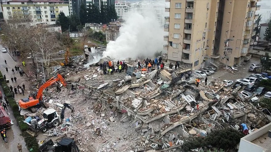 Depremde enkaz altındakileri arayarak kandıran 2 şüpheli adliyede
