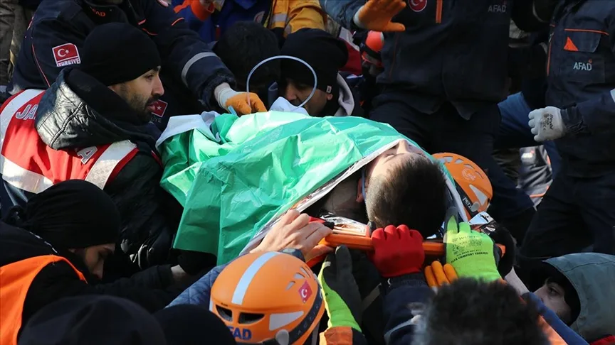 Diyarbakır'da depremde yıkılan binanın enkazından 101 saat sonra anne ve oğlu kurtarıldı