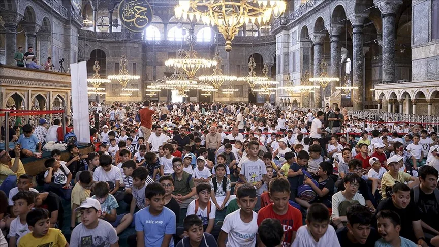 TÜGVA'nın yaz okuluna giden öğrenciler Ayasofya-i Kebir Camii'nde buluştu