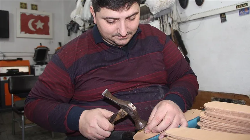 Eski Yugoslavya göçmeni atalarının mesleği el yapımı ayakkabıcılığı İnegöl'de yaşatıyorlar