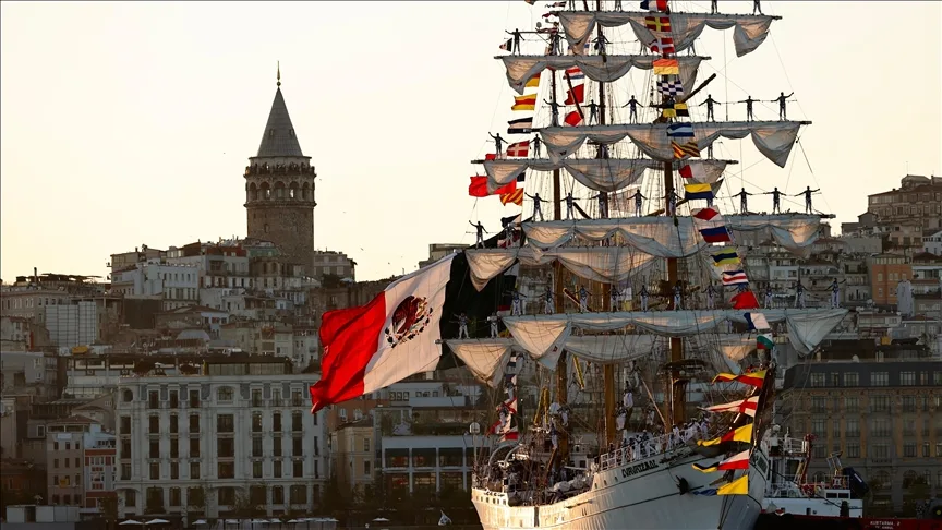 Meksika donanmasına ait yelkenli eğitim gemisi "Cuauhtemoc", İstanbul Sarayburnu'na ulaştı