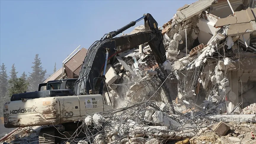Hatay'da ağır hasarlı binaların kontrollü yıkımı sürüyor