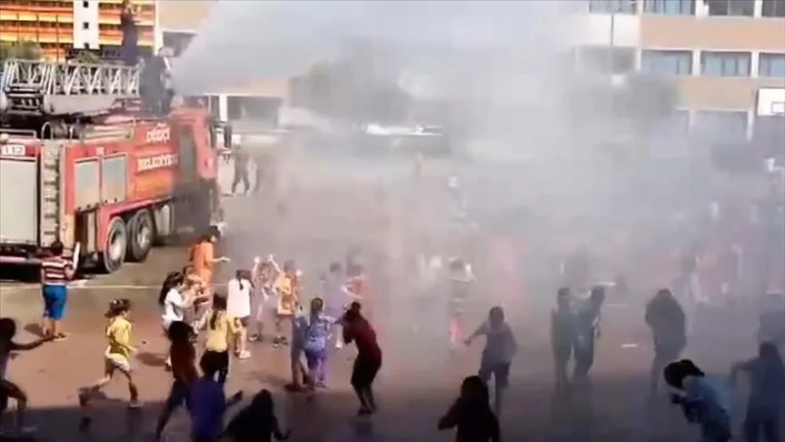 Sıcaktan bunalan ilkokul öğrencilerini itfaiye serinletti