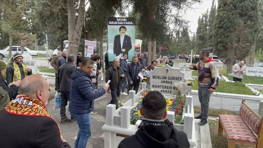 "Arabeskin Babası" Müslüm Gürses, İstanbul'da mezarı başında anıldı