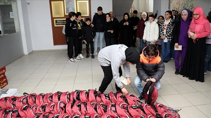 Ortaokul öğrencilerden deprem bölgesindeki okullara kırtasiye desteği
