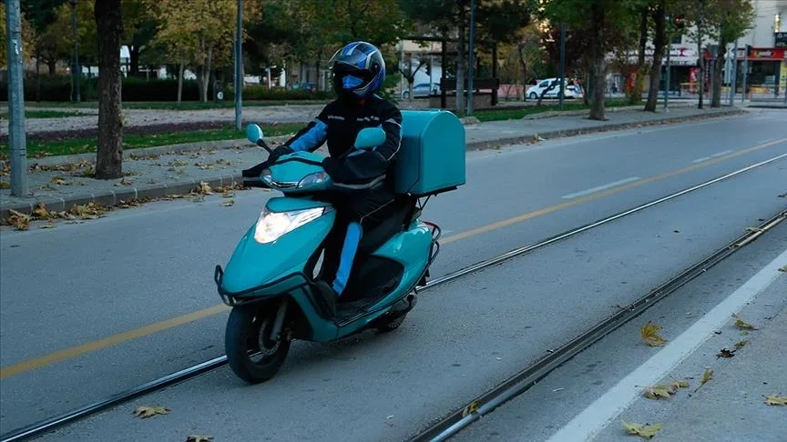 Motokuryeler "U-Net" numaralı reflektif yelek giyecek