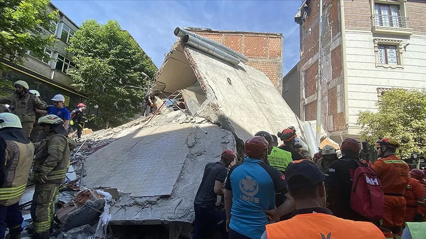 Bina çöktü enkaz altında kalanlar var