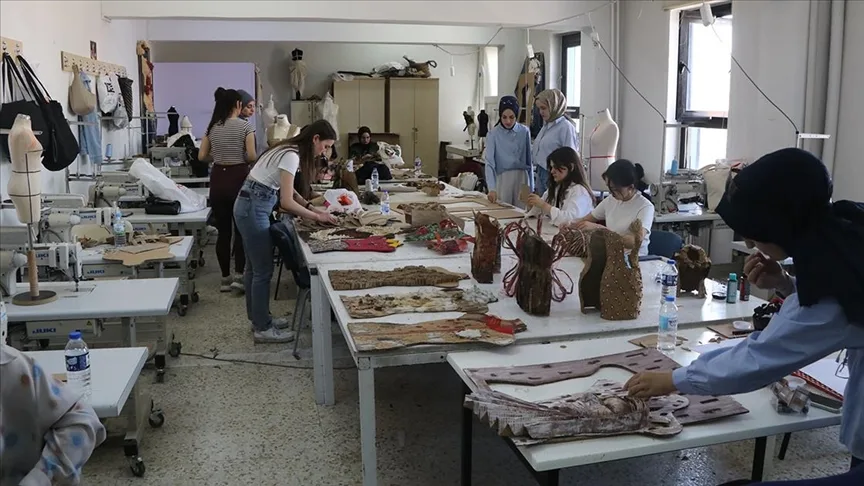 Moda tasarımı okuyan üniversiteliler atık kartonlardan giysi hazırladı