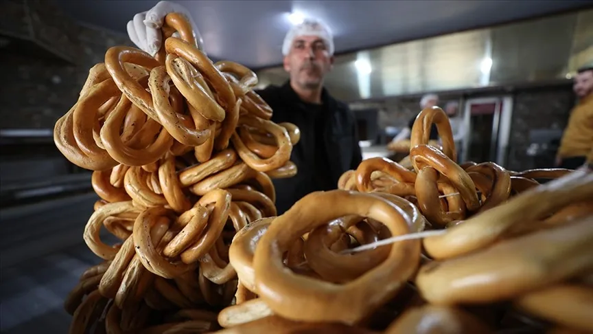 Fırıncılar, sahur ve iftar sofralarını süsleyen "ramazan simidi" mesaisinde