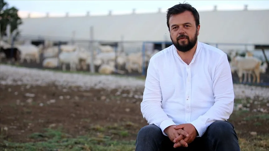 Babasının hediyesi 10 oğlakla besiciliğe başlayan okul müdürü, devlet desteğiyle sürüsünü büyüttü