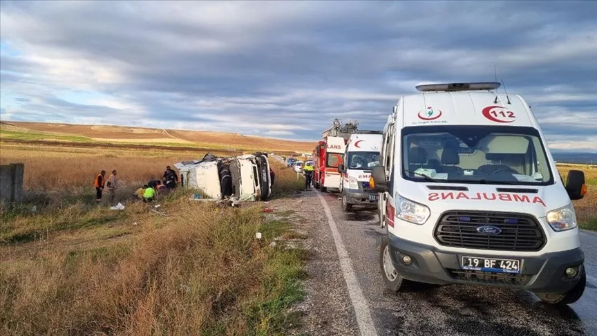 Minibüsle tankerin çarpışması sonucu 1 kişi öldü, 18 kişi yaralandı